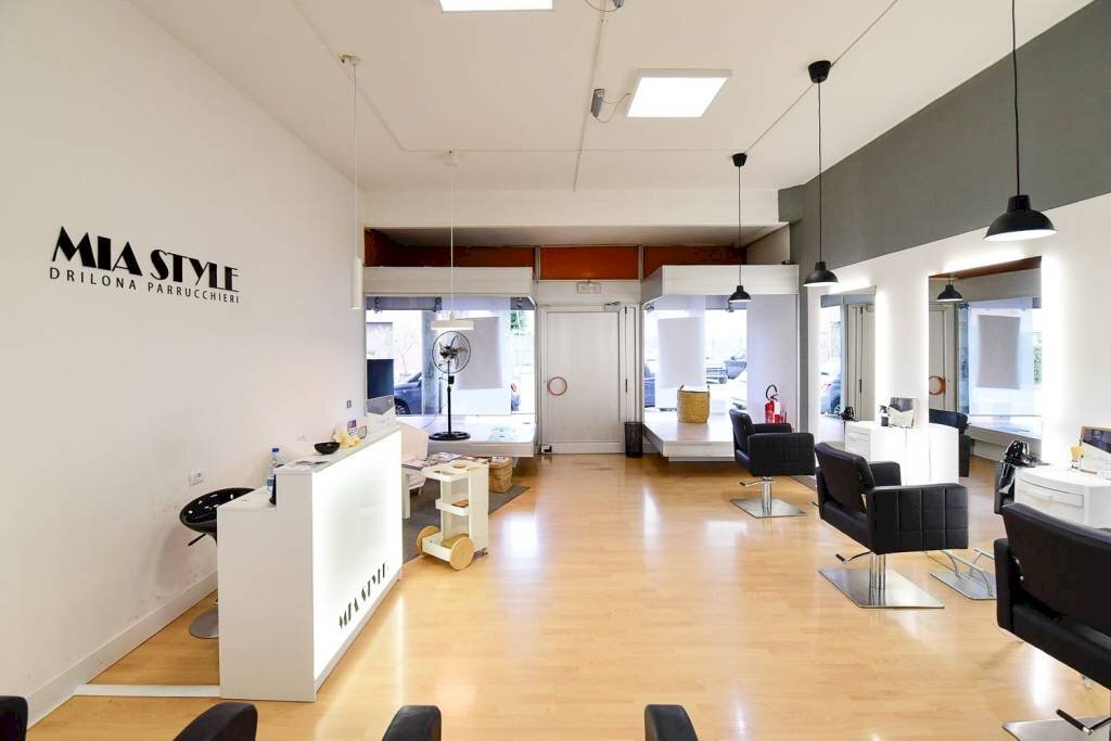 Interno non residenziale - Negozio viale Repubblica, Cabiate - foto 1