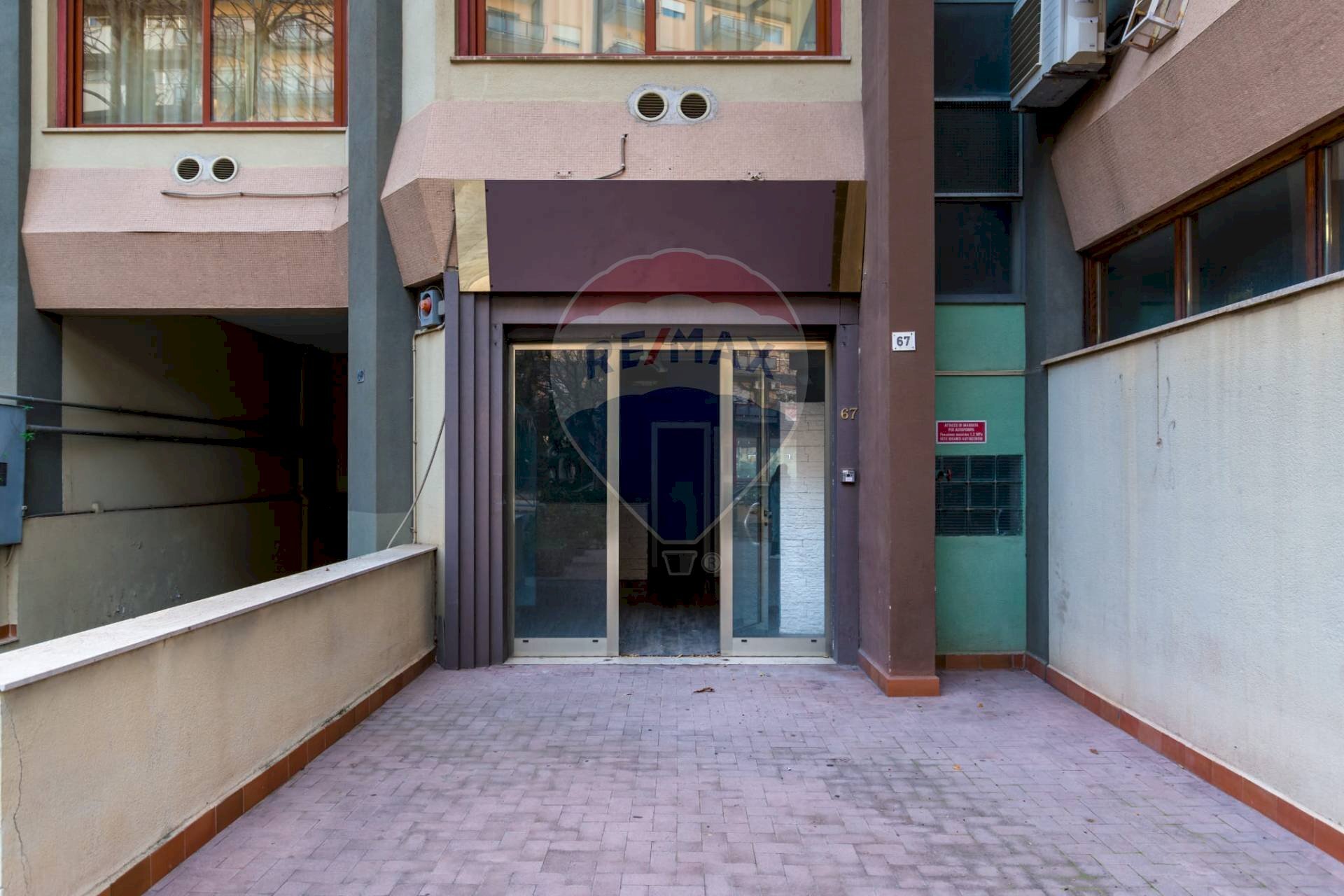 vetrina - Locale Commerciale Viale Leonardo Da Vinci
 
67, Palermo - foto 3