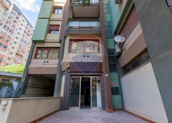 Edificio all\'aperto - Negozio Viale Leonardo Da Vinci
 
67, Palermo - foto 1