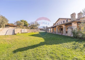 Giardino - Villa via Monte Soriano
 
snc, Castelnuovo di Porto - foto 15