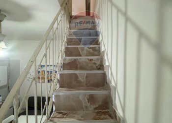 Scale - Casa indipendente VIA CASTROMARINO
 
76, Catania - foto 9