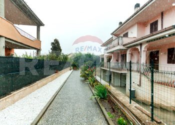 Edificio all\'aperto - Semi-detached house Via Giuseppe Bentivoglio
 
3, Ciampino - photo 5