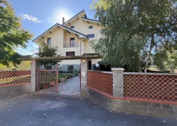 Facciata - Villa Regione Rezzinara, 4, Bistagno - foto 1