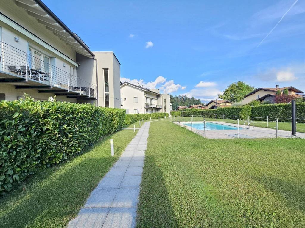 Piscina - Trilocale via Camillo Benso di Cavour, 134, Leggiuno - foto 3