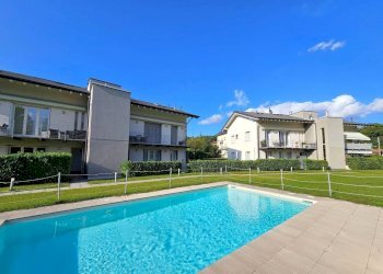 Piscina - Trilocale via Camillo Benso di Cavour, 134, Leggiuno - foto 1