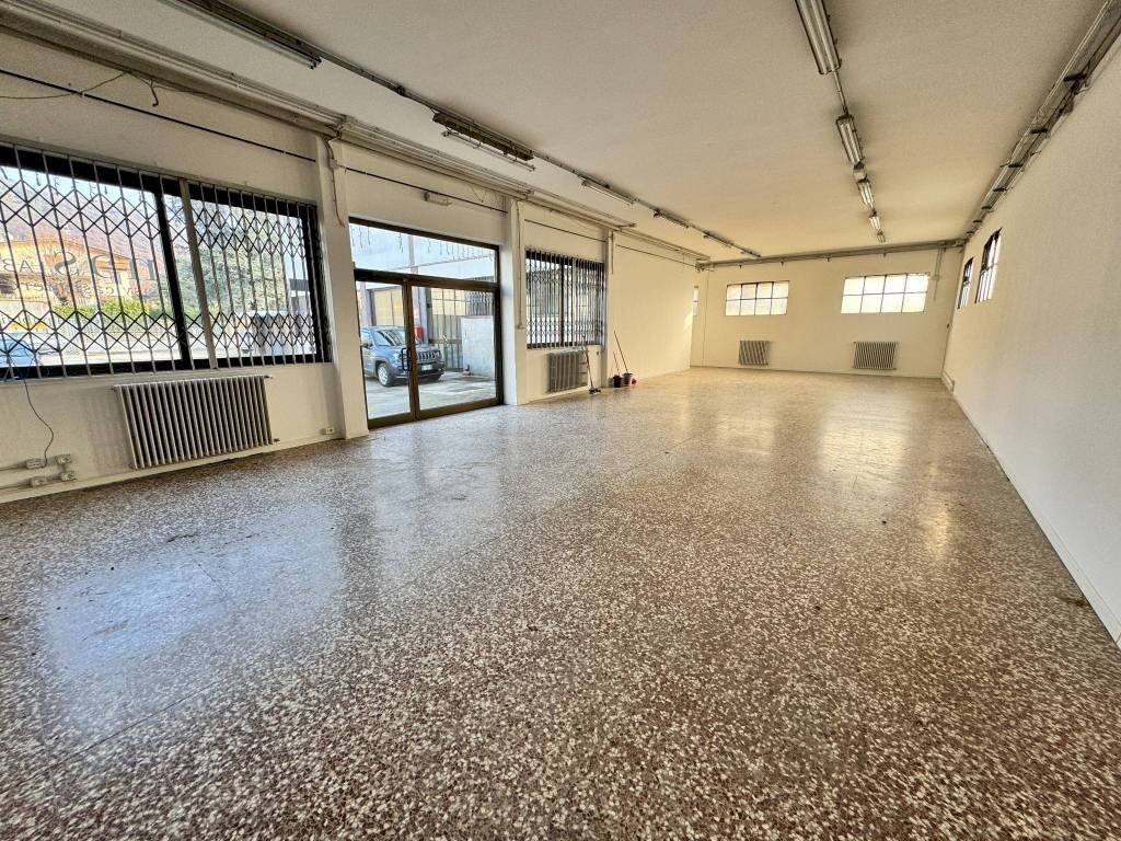 Magazzino - Negozio via Pietro Ruggeri da Stabello, Bergamo - foto 1