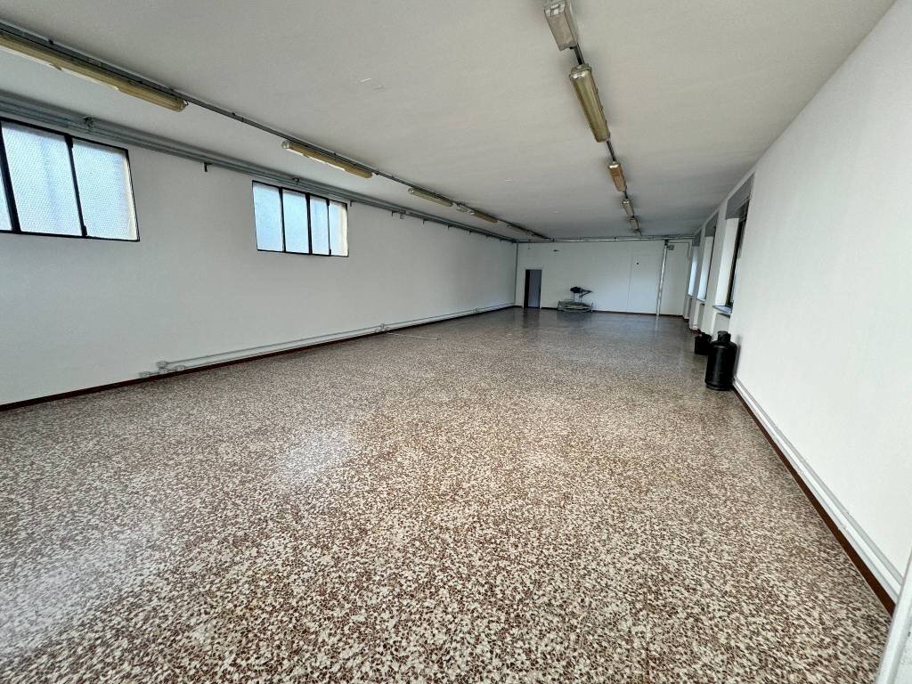 Magazzino - Negozio via Pietro Ruggeri da Stabello, Bergamo - foto 2