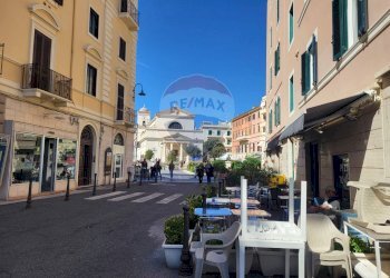 Edificio all\'aperto - Attività Commerciale corso del Popolo
 
9, Anzio - foto 3