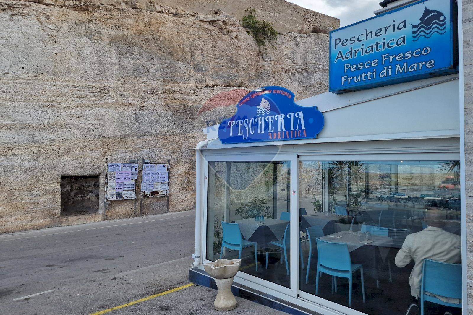 Edificio all\'aperto - Locale Commerciale Via Magellano
19, Vieste - foto 3