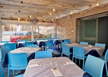 Sala da pranzo - Locale Commerciale Via Magellano
 
19, Vieste - foto 4