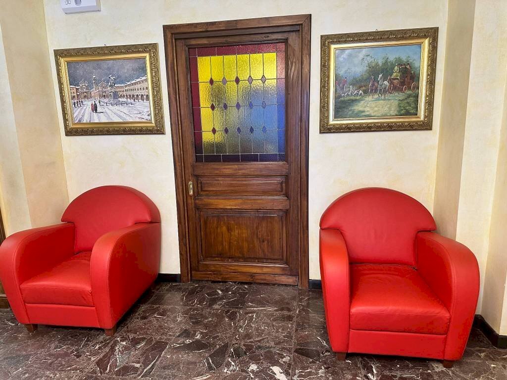 Ingresso - Negozio via Giuseppe Francesco Medail, 57, Bardonecchia - foto 2