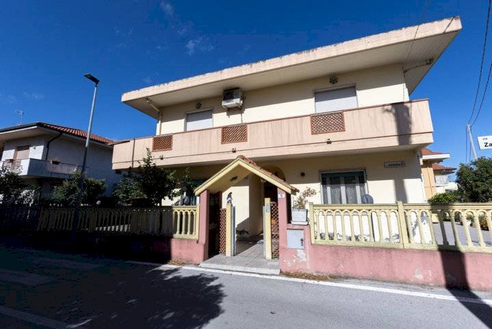 Foto 1 - Independent house Via Zambesi
 
2, Montesilvano - photo 1