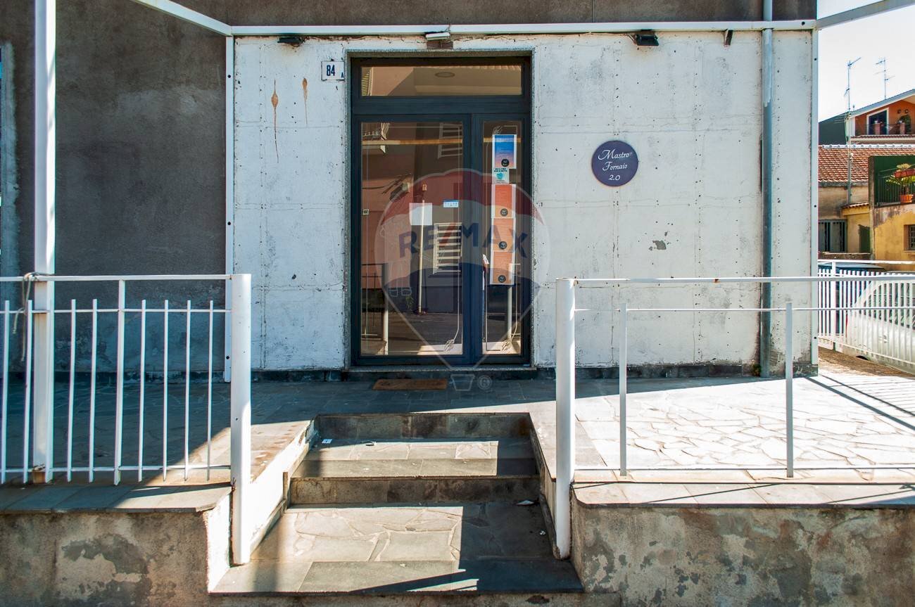 Edificio all\'aperto - Locale Commerciale via Carico
 
84, Acireale - foto 1