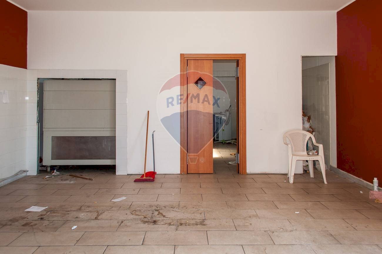 Stanza vuota - Locale Commerciale via Carico
 
84, Acireale - foto 2