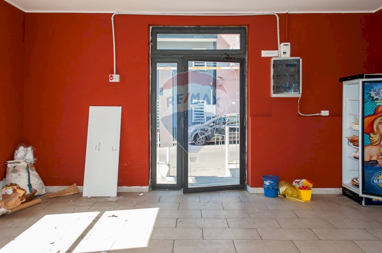 Stanza vuota - Locale Commerciale via Carico
 
84, Acireale - foto 3