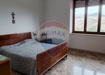 Camera / camera da letto - Appartamento via monte san salvatore
 
8, Castellana Sicula - foto 4