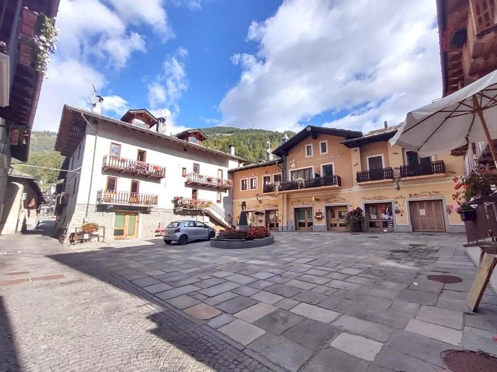 Two-room apartment PIAZZA CHANOUX, Etroubles - photo 1