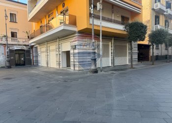 Edificio all\'aperto - Locale Commerciale Piazza Armando Diaz, Nocera Inferiore - foto 1