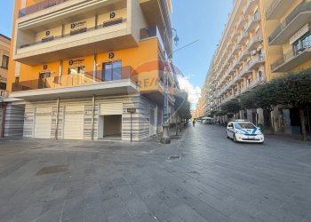 Edificio all\'aperto - Locale Commerciale Piazza Armando Diaz, Nocera Inferiore - foto 2