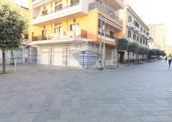 Edificio all\'aperto - Locale Commerciale Piazza Armando Diaz, Nocera Inferiore - foto 5