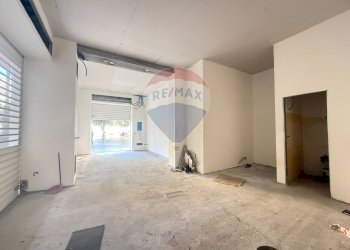 Stanza vuota - Locale Commerciale Piazza Armando Diaz, Nocera Inferiore - foto 11