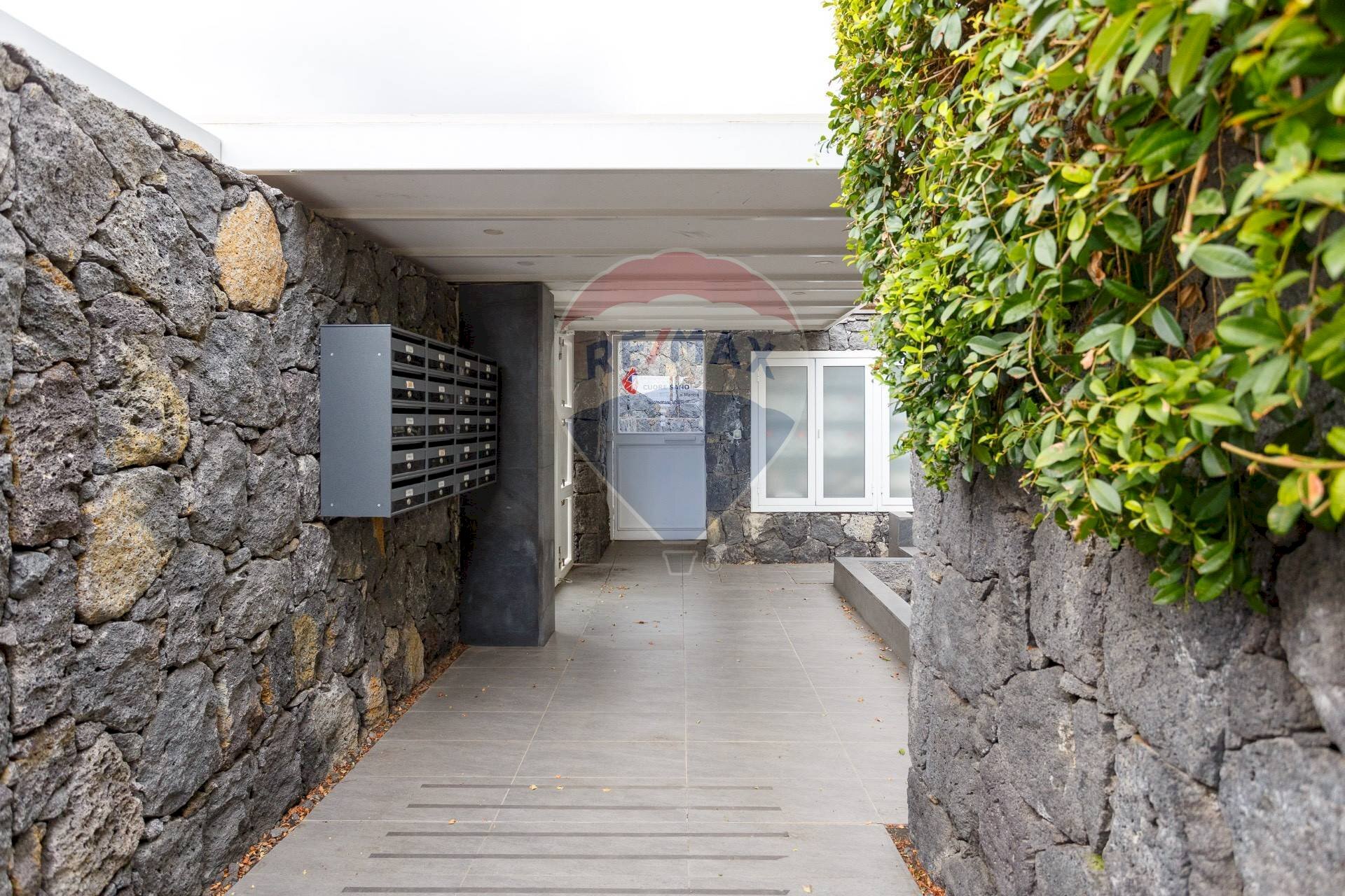 Ricezione / Lobby - Villa Bifamiliare VIA DAMIANO CHIESA
 
10, Catania - foto 1