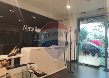 Palestra - Locale Commerciale VIALE PRINCIPE UMBERTO
 
44, Caltagirone - foto 2