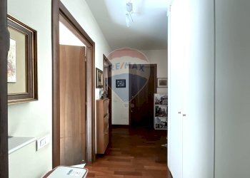 Hall / corridoio - Trilocale Via Montecampione
 
2, Arese - foto 13