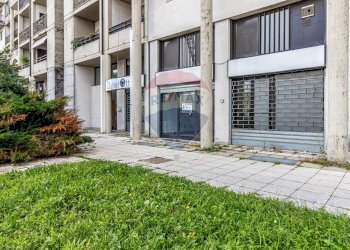 Edificio all\'aperto - Shop Via Quintino Sella
 
125, Busto Arsizio - photo 20