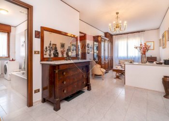 Hall / corridoio - Quadrilocale via Amati
 
137, Venaria Reale - foto 4