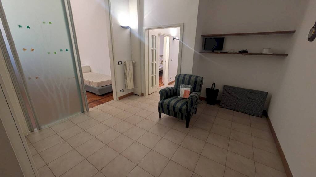 Ingresso - Trilocale via Calzolerie, 1, Bologna (zona Centro Storico) - foto 2