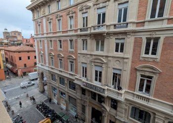 Vista - Trilocale via Calzolerie, 1, Bologna (zona Centro Storico) - foto 25