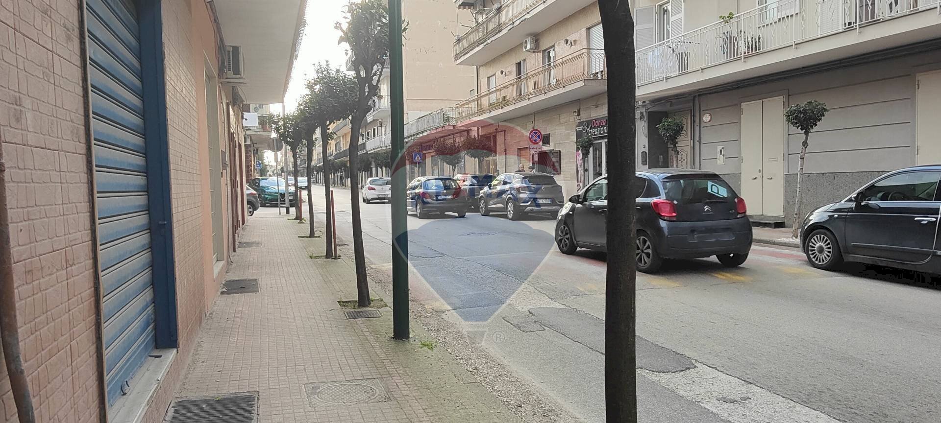 Edificio all\'aperto - Locale Commerciale via Francesco Petrarca
 
76, Casoria - foto 1