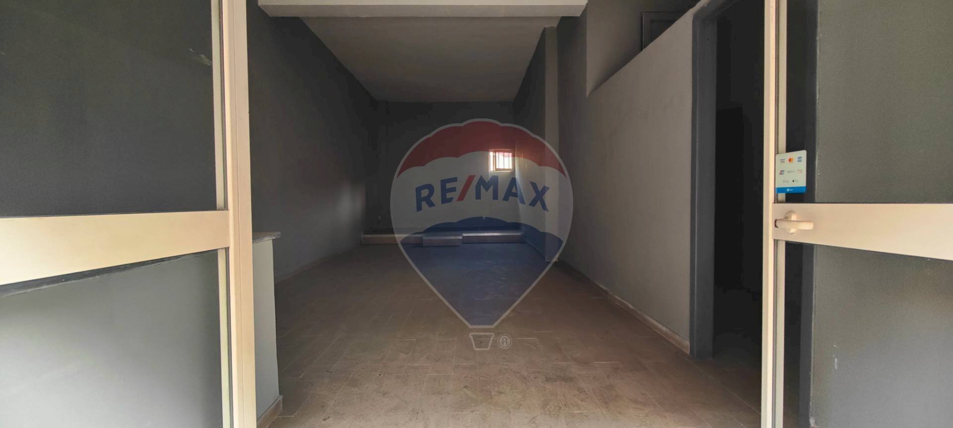 Hall / corridoio - Locale Commerciale via Francesco Petrarca
76, Casoria - foto 2