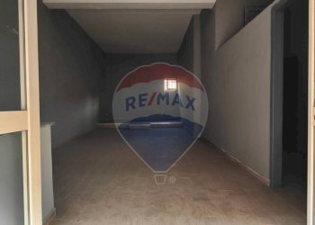 Hall / corridoio - Locale Commerciale via Francesco Petrarca
76, Casoria - foto 2