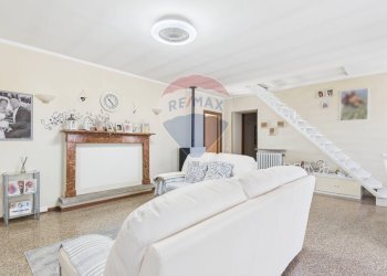 Soggiorno - Casa indipendente FRAZIONE BOTTAROLO
 
4, Barbianello - foto 5