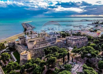 Vista dell\'acqua - Laboratorio Viale dell'Arcangelo
 
6/7, Manfredonia - foto 1