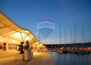 Vista dell\'acqua - Laboratorio Viale dell'Arcangelo
 
6/7, Manfredonia - foto 6