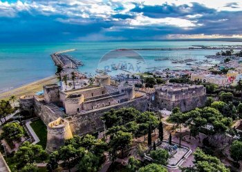 Vista dell\'acqua - Laboratorio Viale dell'Arcangelo
 
6/7, Manfredonia - foto 9