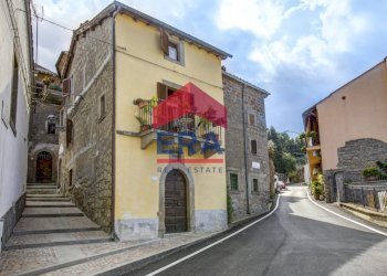 Viste - Casa indipendente Via Vittorio Emanuele III
 
1, Soriano nel Cimino - foto 9