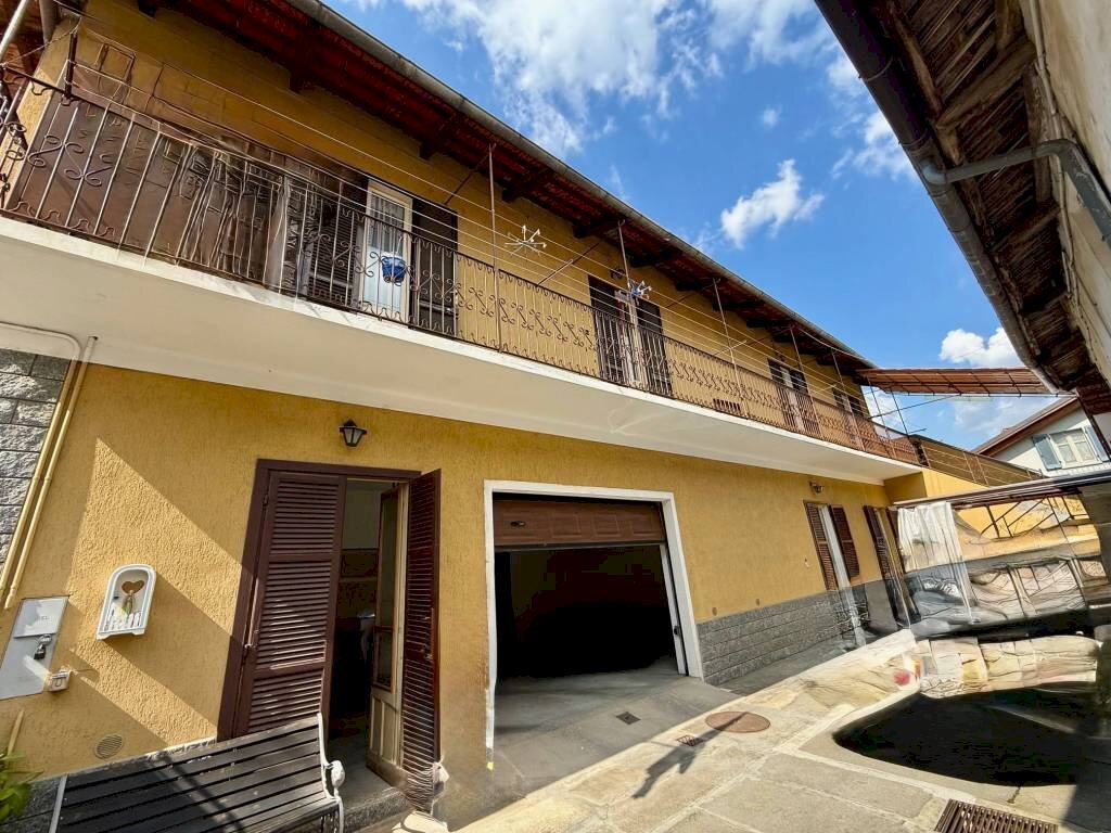 Facciata - Villa via Pietro Sola Vescovo, 4, Carmagnola - foto 1