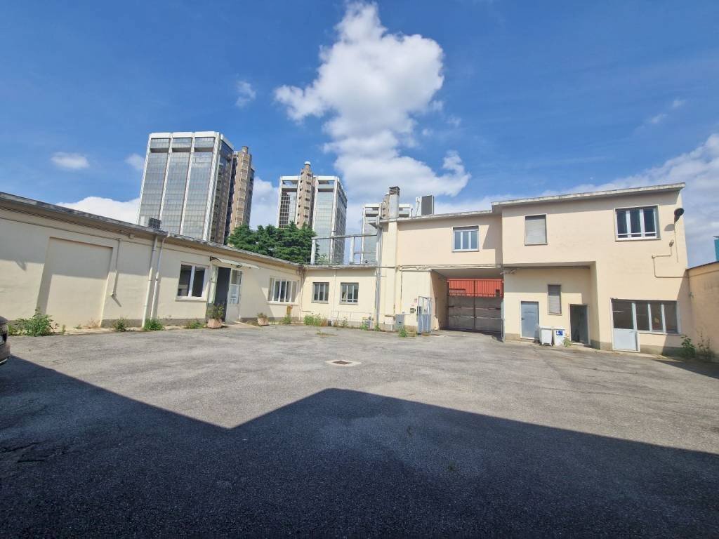 Cortile interno - Capannone via Privata Polonia, Milano - foto 1