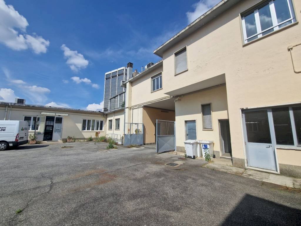 Cortile interno - Capannone via Privata Polonia, Milano - foto 3