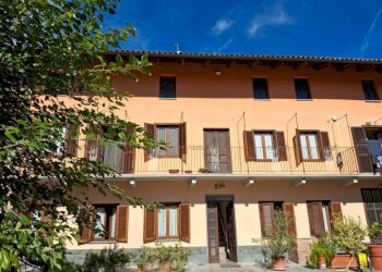 Facciata - Rustic via Camillo Benso di Cavour, 29, Castellinaldo d'Alba - photo 1