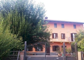 Facciata - Rustic via Camillo Benso di Cavour, 29, Castellinaldo d'Alba - photo 9