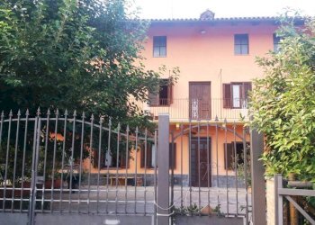 Facciata - Rustic via Camillo Benso di Cavour, 29, Castellinaldo d'Alba - photo 10