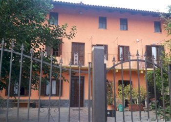 Facciata - Rustic via Camillo Benso di Cavour, 29, Castellinaldo d'Alba - photo 11