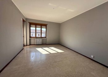 Camera da letto - Three-room apartment viale Giuseppe Garibaldi, 8, Carmagnola - photo 3