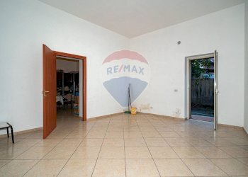 Stanza vuota - Negozio via circumvallazione
 
503, Paterno - foto 10