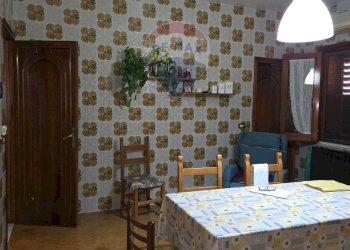 Sala da pranzo - Villa via vincenzo bellini
 
7, Bronte - foto 12